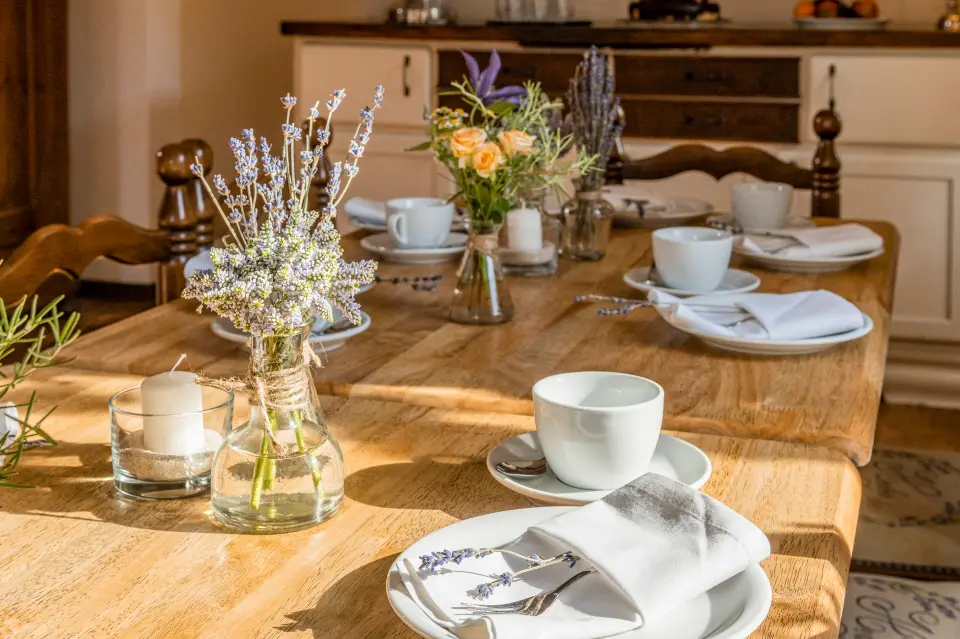 Festlich gedeckter Tisch mit Lavendel und Kerzen im Stübchen