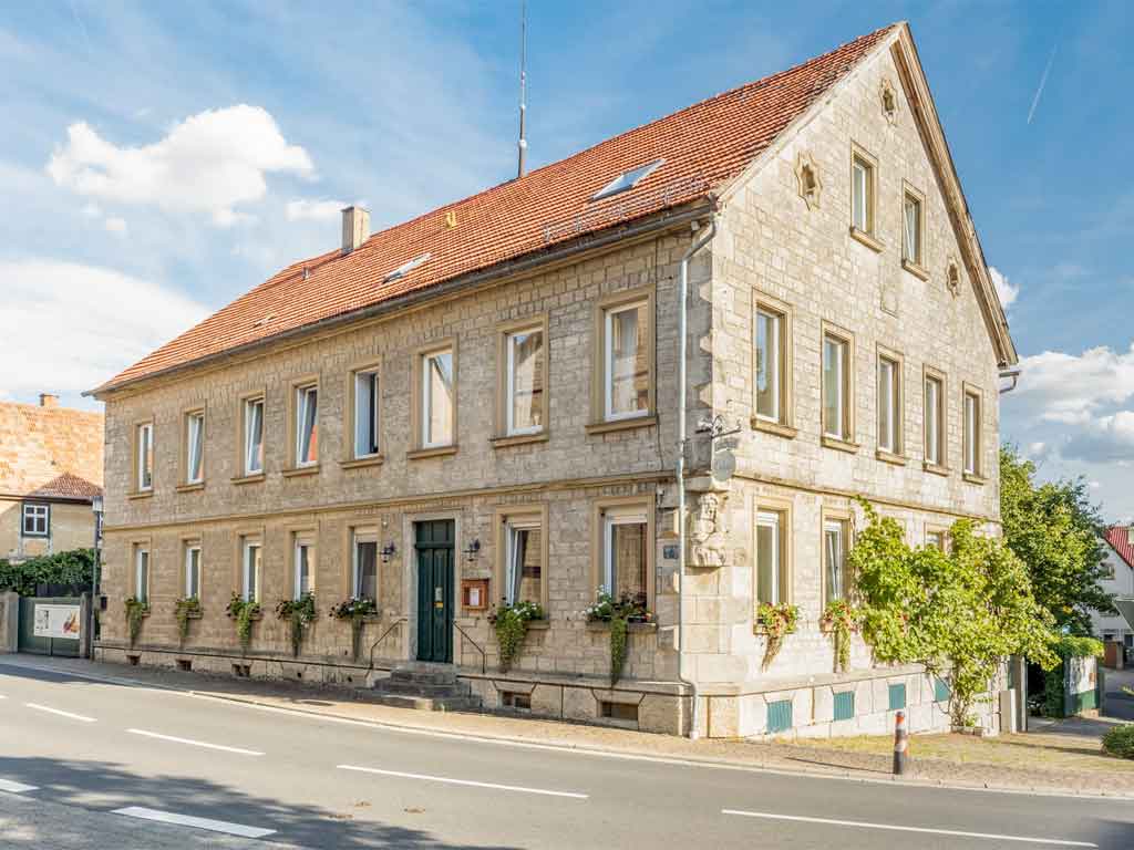 Das Landhaus Odaia in der Eckansicht vorne rechts von der Straße aus betrachtet.