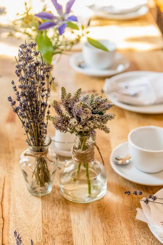 Blumendekoration mit Lavendel in kleinen Glasvasen im Stübchen