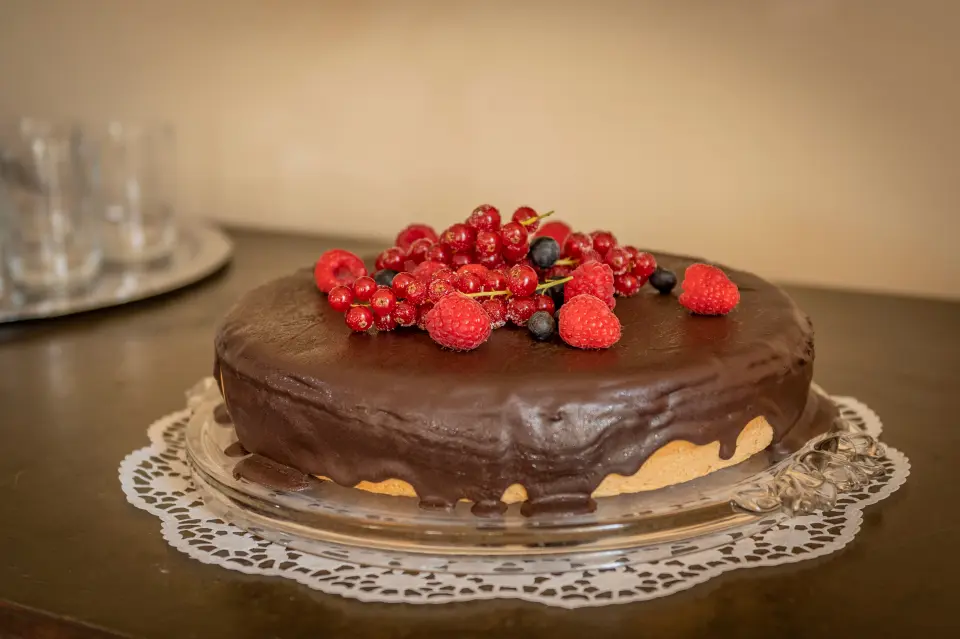 Schokoladentorte mit Beeren auf einem Buffet im Stübchen