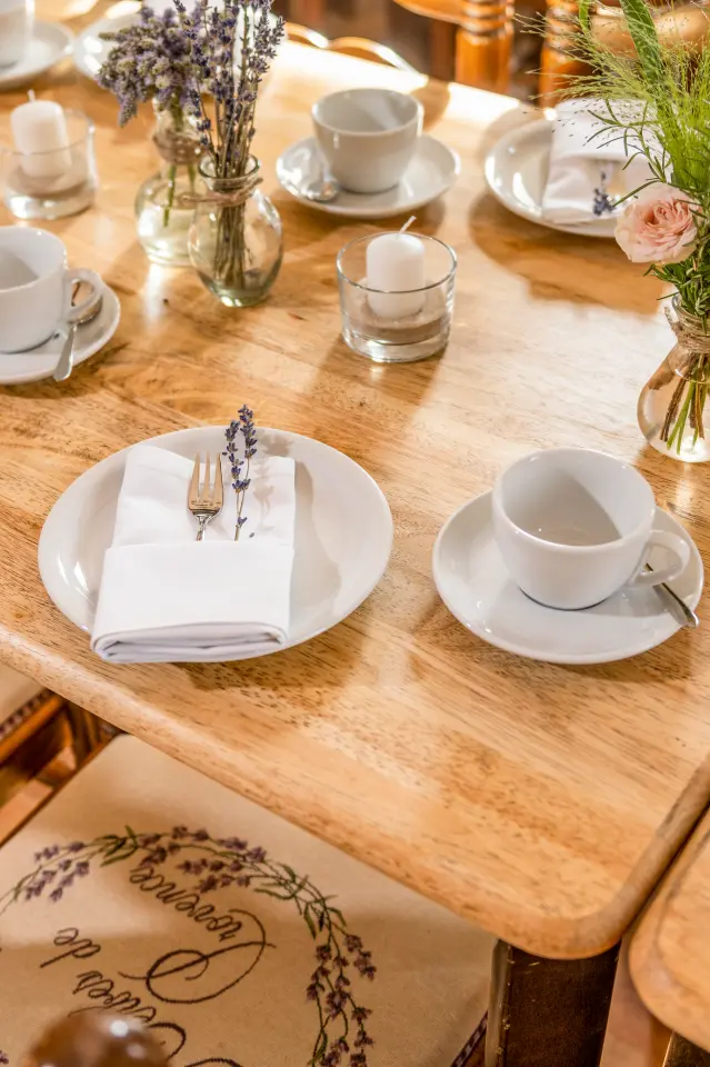 Detailaufnahme einer romantischen Tischdekoration mit Lavendel im Stübchen