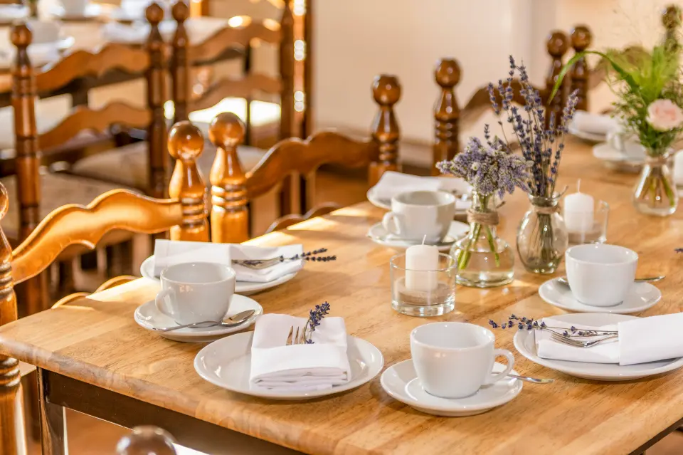 Liebevoll dekorierte Tische im Stübchen mit Lavendel und Kerzen